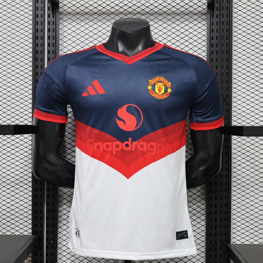 How to Style Your Manchester United 26-27 Manchester United Retro Style Soccer Jersey for Every Occasion