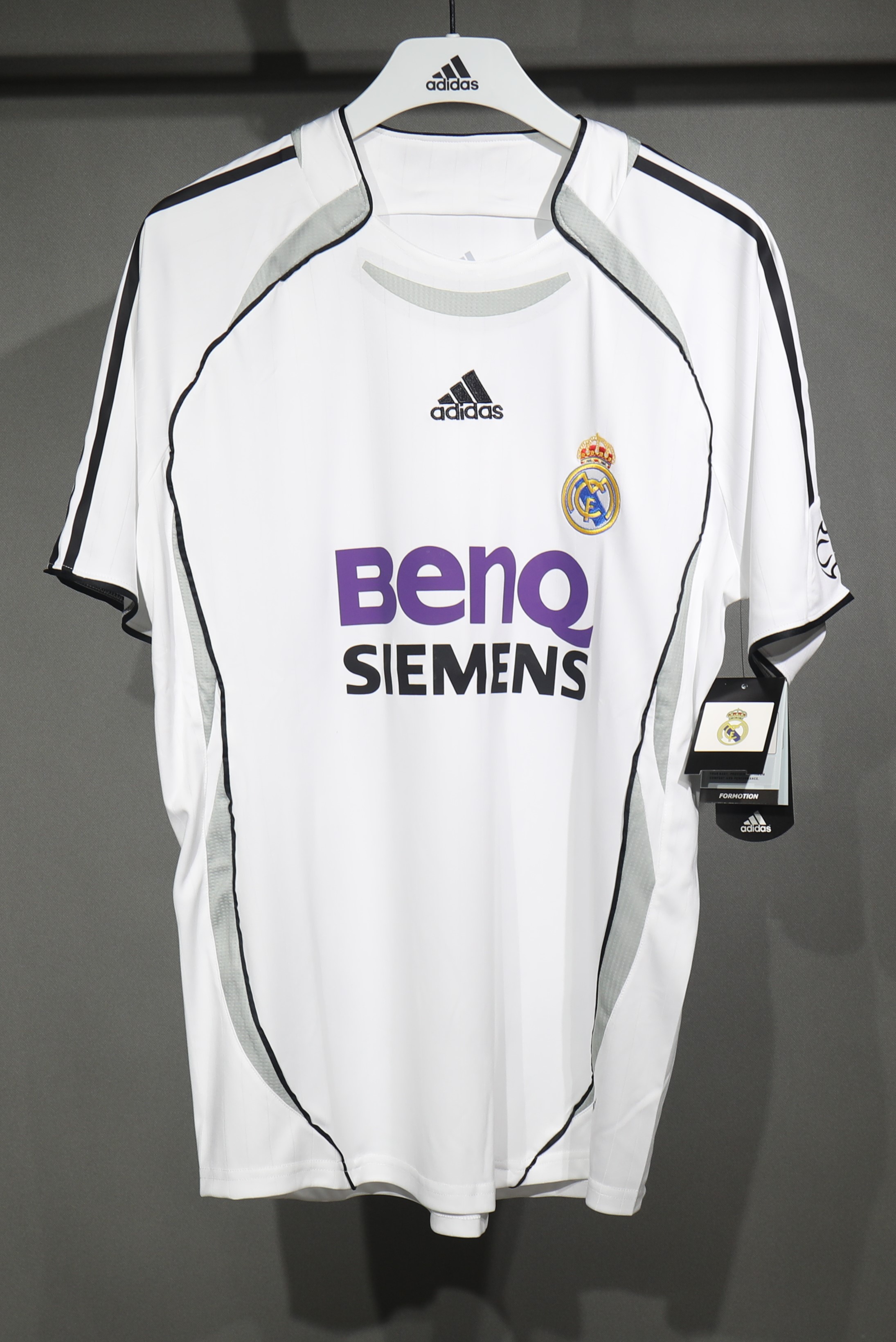 How to Style Your Real Madrid 2006/07 Real Madrid Home Retro Jersey Player Edition for Every Occasion