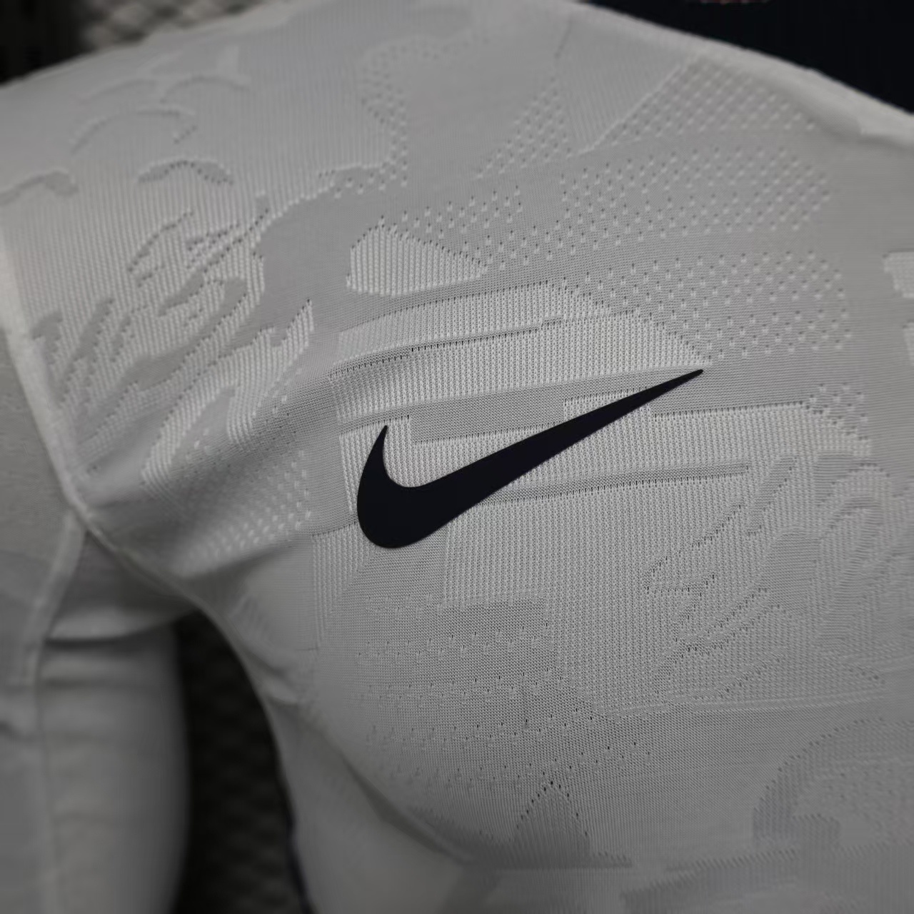 25-26 England Home Soccer Jersey Player Version Long Sleeve - view 4