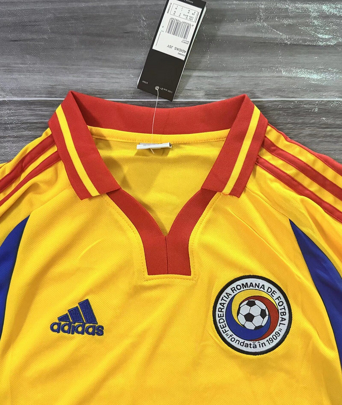 2000 Romania Home Football Retro Jersey - view 9