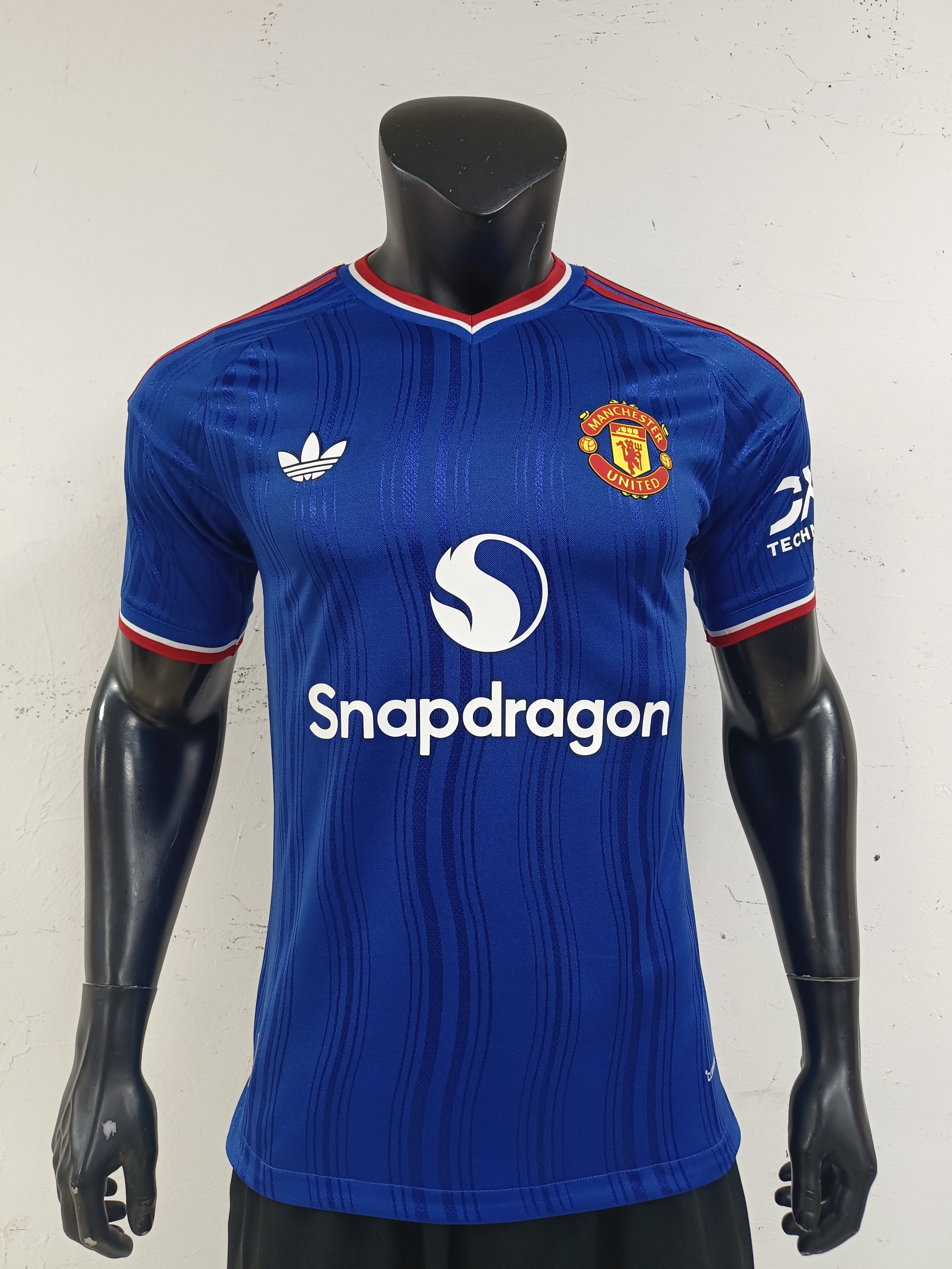 26-27 Manchester United Away Jersey - view 3
