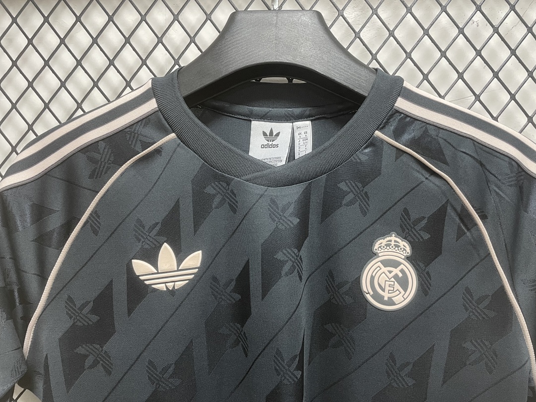 Real Madrid Retro Edition S-4 XL - view 5